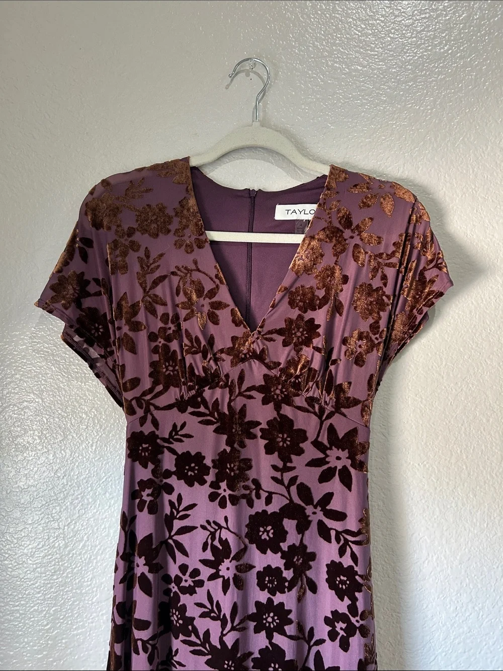 Taylor WomenPurple Floral Velvet Burnout Maxi Dress Sz 4 Romantic Whimsy TC0017 - Picture 5 of 9